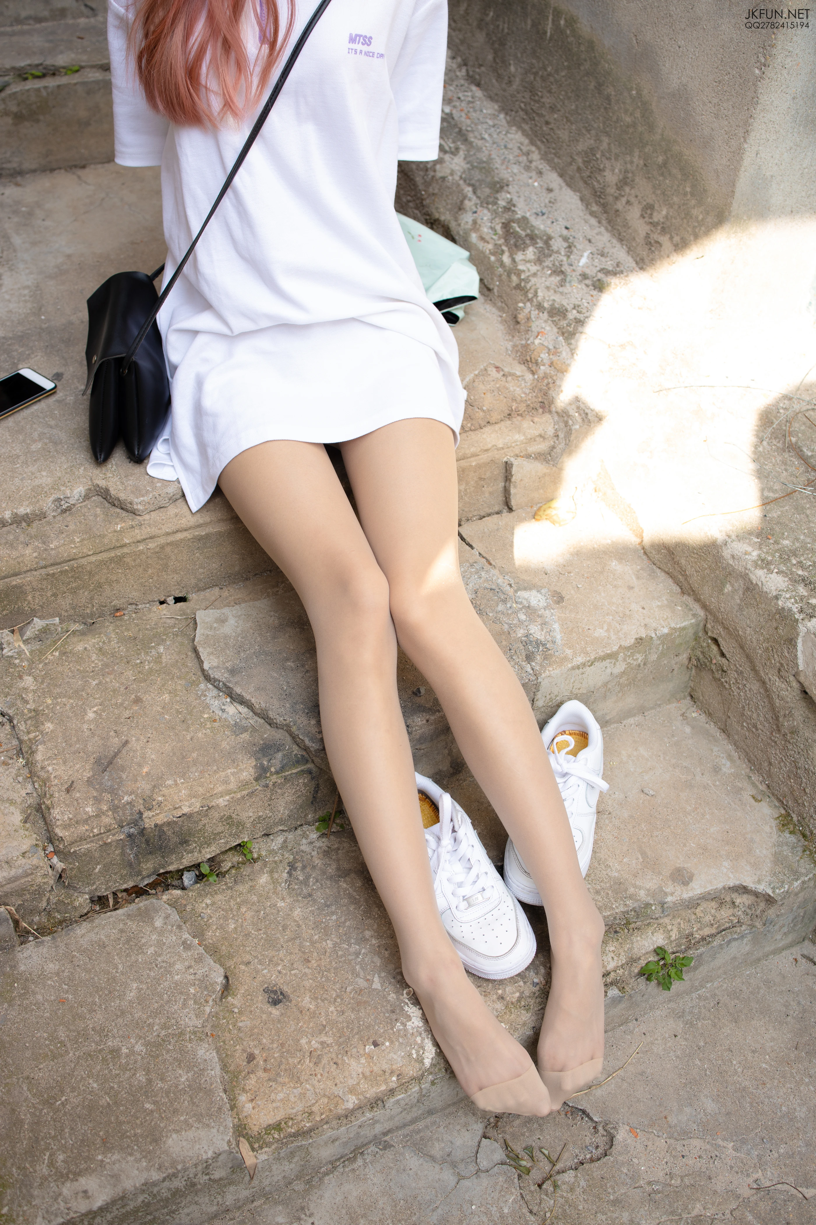森萝财团 [JKFUN-012] 10D肉丝运动鞋桌下 [102P 1V]插图3